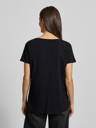 Vrouwenmodel draagt T-Shirt met Label-Detail van miss goodlife, zwart, katoen-elastaanmix, losse pasvorm, ruglengte 68 cm, volledig zicht van achteren.