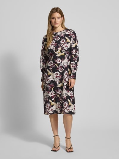 Frauenmodel trägt Midikleid mit Rundhalsausschnitt Modell 'Orelia' von GUIDO MARIA KRETSCHMER WOMAN, floraler Print, Viskose-Mix, Lockerer-Schnitt, Ganzkörperansicht von vorne.