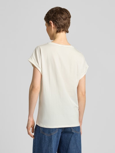 Frauenmodel trägt T-Shirt mit fixiertem Ärmelaufschlag Modell 'RINA' von Soyaconcept, Baumwoll-Mix, cremeweiß, Rückansicht, Ganzkörperansicht.