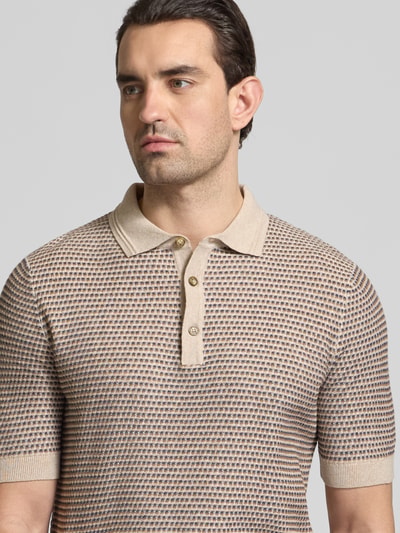 Männermodel trägt Slim Fit Poloshirt in Strick-Optik mit Leinen-Anteil von BRAX, beige mit Struktur und elastischen Abschlüssen, Nahaufnahme Oberkörper. Baumwoll-Mix mit Leinen-Anteil, Rückenlänge bei Größe M: 67 cm.