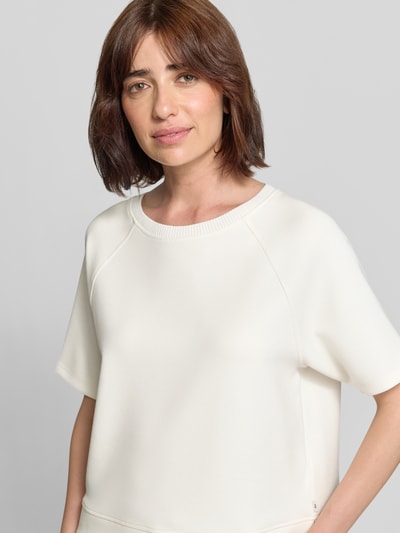 Frauenmodel trägt Regular Fit Sweatshirt aus Viskose-Mix Modell 'Bailee.S' von Brax in Cremeweiß, glatte Textur, Nahaufnahme Oberkörper, Damen Sweatshirt.