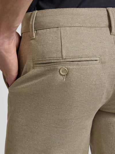 Männermodel trägt Regular Fit Chinoshorts aus Viskose-Mix Modell 'MARK' von Only & Sons, Melange-Optik, Detailaufnahme Gesäßtasche.