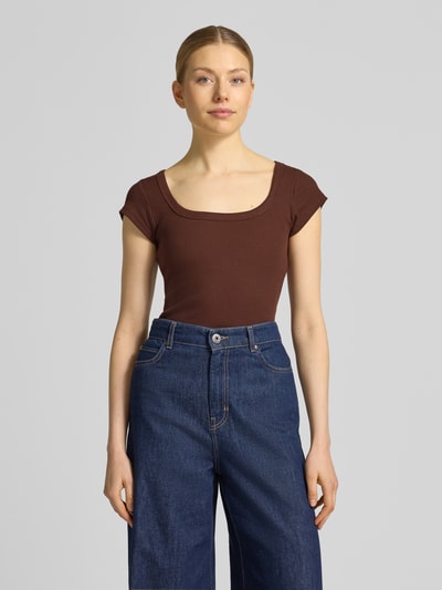 Frauenmodel trägt T-Shirt in Ripp-Optik mit Karree-Ausschnitt Modell 'METTE' von Topshop in Braun, Baumwoll-Elasthan-Mix, Slim-Fit, Ganzkörperansicht von vorne, Rückenlänge bei Größe S 52 cm.