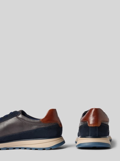 Produktfoto, Sneaker aus Leder Modell 'Timon' von bugatti in Blau und Braun, abgerundete Spitze, Schnürung, Detailaufnahme Rückansicht