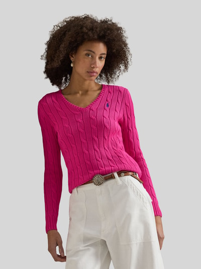 Vrouwenmodel draagt Regular Fit Strickpullover aus Woll-Kaschmir-Mix van Polo Ralph Lauren, roze, kabelpatroon, close-up bovenlichaam
