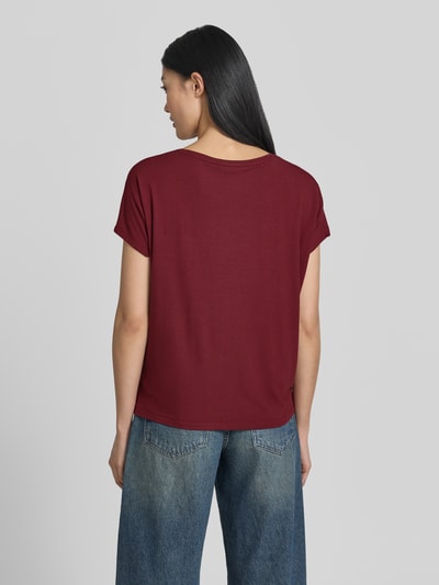 Frauenmodel trägt Relaxed Fit T-Shirt aus Viskose-Mix von s.Oliver RED LABEL in Dunkelrot, glatte Textur, Ganzkörperansicht Rückansicht.