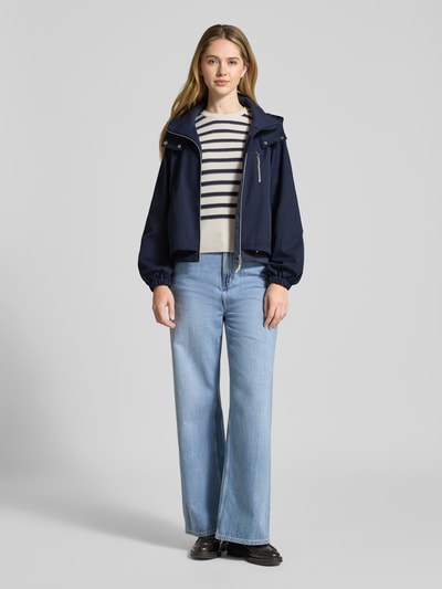 Vrouwenmodel draagt Oversized Jacke mit Kapuze und Zweiwege-Reißverschluss van monari in donkerblauw met opgestikte zakken, rechte fit, lengte 63 cm, schouderbreedte 33 cm, borstwijdte 59 cm, mouwlengte 53 cm, geheel vooraanzicht.