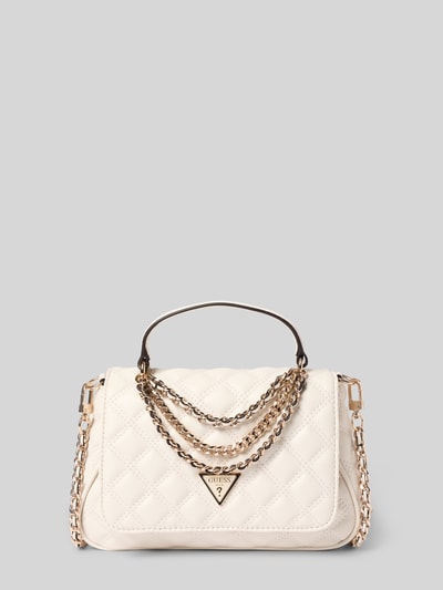 Produktfoto, cremefarbene Handtasche mit Steppnähten Modell 'GIULLY II' von Guess, goldene Kettendetails, strukturierte Oberfläche