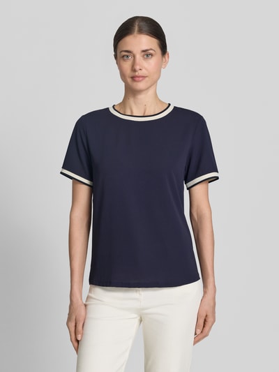 Modelka nosi Regular Fit Kurzarmbluse mit Rundhalsausschnitt von Christian Berg Woman Selection, granatowa, białe lamówki, krótki rękaw, elastyczne wykończenia, długość tyłu 58 cm, długość rękawa 22 cm, przód, ujęcie całej sylwetki.