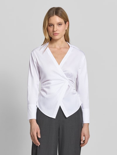 Frauenmodel trägt Bluse mit Raffungen und V-Ausschnitt von comma, weiß, tailliert, Umlegekragen, Baumwoll-Mix, Ganzkörperansicht von vorne.