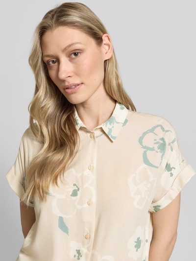 Frauenmodel trägt Bluse aus Viskose mit fixiertem Ärmelaufschlag von JAKE*S STUDIO WOMAN, florales Muster, Kentkragen, Nahaufnahme Oberkörper.