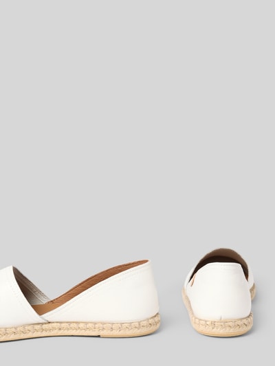 Produktfoto, Espadrilles aus Leder Modell 'CARMEN' von Verbenas in Weiß mit runder Spitze, Bastsohle, strukturierter Oberfläche auf grauem Hintergrund. Kontext: Damen Espadrilles, echtes Leder, Schlupfform, Absatzhöhe 2 cm, Schafthöhe 6 cm, Schaftweite 15 cm.