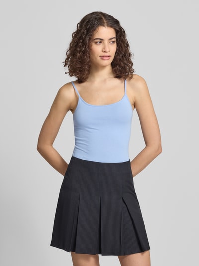 Modelka kobieca ma na sobie Slim Fit Top mit Spaghetti-Träger von Review, elastyczna bawełniana mieszanka, krój slim fit, regulowane ramiączka, długość pleców w rozmiarze S: 46 cm, jasnoniebieski top, ciemna spódnica, widok całej sylwetki z przodu.
