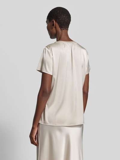 Modelka nosi Blusenshirt aus Satin mit V-Ausschnitt von Betty Barclay, satynowy, krój regular fit, krótki rękaw, widok całej sylwetki z tyłu.