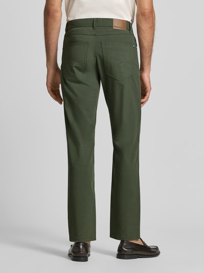 Männermodel trägt Comfort Fit Hose met steekzakken van Christian Berg Men in groen Materiaalmix met viscose, Achterzakken, ganzkörperansicht rückansicht.