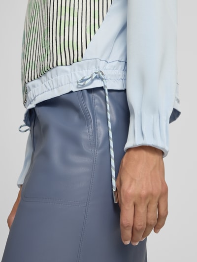 Frauenmodel trägt Sweatshirt aus Viskose-Mix von Marc Cain in Hellblau mit Strickbesatz und Tunnelzug, Nahaufnahme Oberkörper, Damen Sweatshirt von Marc Cain, lockere Passform, gerippter Rundhalsausschnitt, Streifenmuster