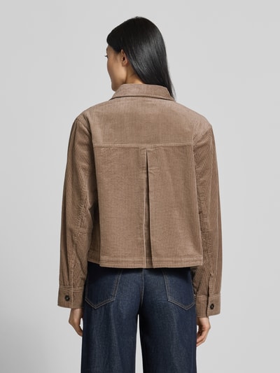 Frauenmodel trägt Regular Fit Hemdjacke aus reiner Baumwolle von Marc O'Polo, beige, aus Cord, sichtbare Knöpfe, Damen Bomberjacke, Ganzkörperansicht Rückansicht.
