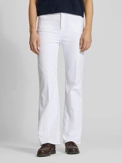 Vrouwenmodel draagt Wide Fit Jeans mit Bügelfalten van Christian Berg Woman in wit katoenmix met persplooien en paspelzakken, vooraanzicht, jeanslook.
