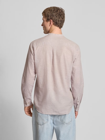 Męski model nosi Regular Fit Freizeithemd aus Baumwoll-Leinen-Mix od Jack & Jones, model 'SUMMER LINEN BLEND', kolor jasnoróżowy, długi rękaw, stójka, guzik, krój regular fit, bawełniano-lniany, długość tyłu w rozmiarze M: 75 cm, szerokość w rozmiarze M: 46 cm, długość rękawa w rozmiarze M: 65 cm, widok całej sylwetki z tyłu.