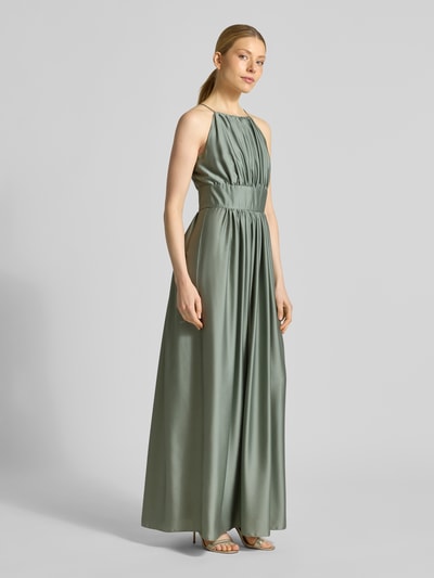 Frauenmodel trägt Abendkleid mit rückseitigem Schlüsselloch-Ausschnitt von Swing in grünem Satin, Taillierter Schnitt, Maxikleid, Rundhalsausschnitt, Spaghettiträger, Rückseitiger Knopf und Reißverschluss, Rückenlänge 146 cm, Brustweite 33 cm, Ganzkörperansicht von vorne.