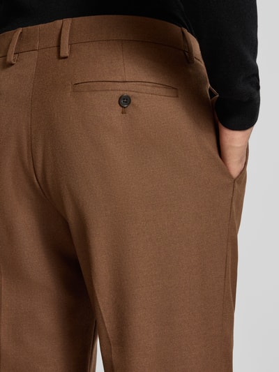 Männermodel trägt Slim Fit Hose in Flanell-Optik von MCNEAL in Braun, elastischer Material-Mix, Gesäßtasche, Detailaufnahme Rückansicht.