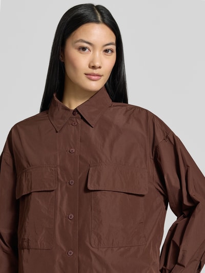 Frauenmodel trägt Relaxed Fit Jacke mit Brusttaschen von Luisa Cerano in Braun, Umlegekragen, glatte Struktur, Nahaufnahme Oberkörper.