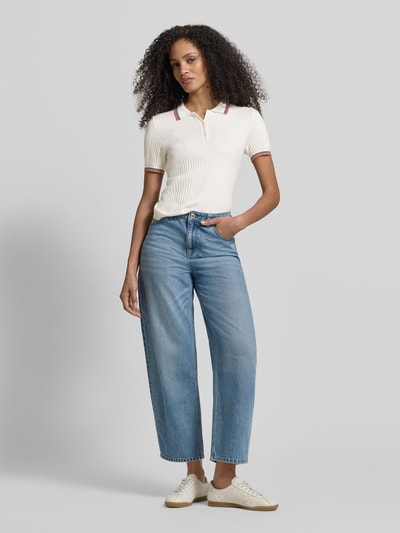 Frauenmodel trägt Slim Fit Poloshirt aus Viskose-Mix in Strick-Optik von Jake*s Casual, weiß, kurzärmelig, Ganzkörperansicht von vorne.