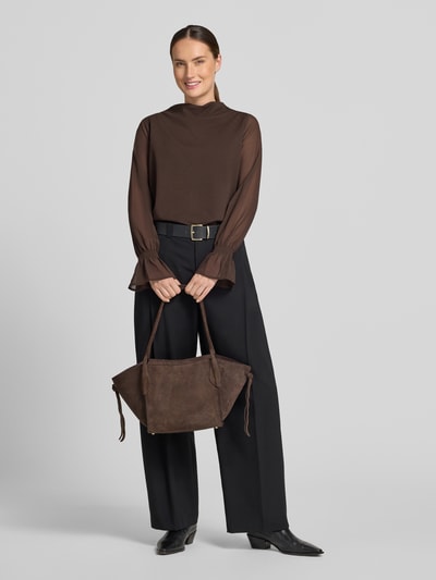 Vrouwenmodel draagt shopper uit echt leer model 'VIBE' van Abro, bruin, metallic labeldetail, smalle schouderbanden, zij-bindceinturen, hoofdvak met ritssluiting, Breedte maat 1: 50 cm, Lengte maat 1: 24 cm, Diepte maat 1: 60 cm, bandlengte maat 1: 15 cm, volledig beeld van voren.