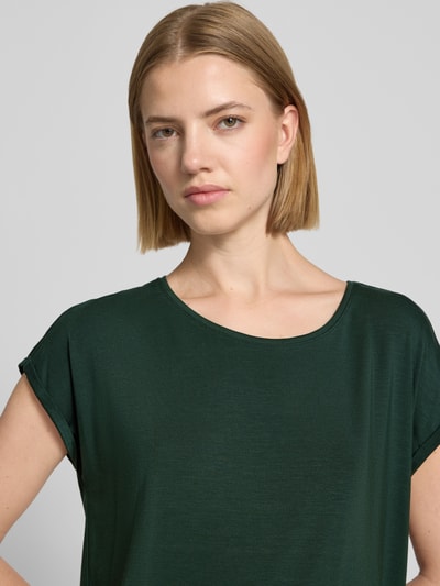 Frauenmodel trägt Regular Fit T-Shirt aus Lyocell-Mix Modell 'AVA' von VERO MODA in dunklem Grün, glatte Textur, Nahaufnahme Oberkörper. Damen T-Shirt von VERO MODA.