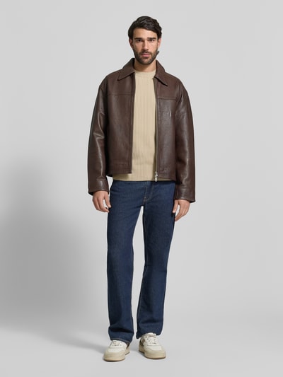 Männermodel trägt Regular Fit Strickpullover aus reiner Baumwolle von Marc O'Polo, Optik: Unifarben, Struktur, Ganzkörperansicht von vorne.