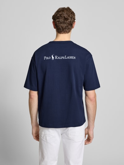 Mannelijk model draagt Relaxed Fit T-Shirt uit pure katoen van Polo Ralph Lauren, unie donkerblauw met logo detail, volledige rugaanzicht.
