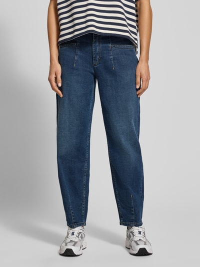 Vrouwenmodel draagt Barrel Jeans uit katoenmix model 'Liv Barrel 7/8' van TONI, dames barrel jeans, blauwe denim, volledige lichaamsvooraanzicht.