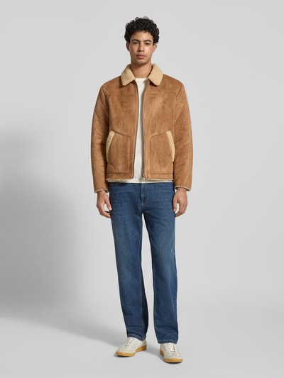 Männermodel trägt Straight Fit Jeans im 5-Pocket-Design von REVIEW aus elastischem Baumwoll-Mix in Blau, Ganzkörperansicht von vorne. Bundweite 45 cm, Innenbeinlänge 78 cm.