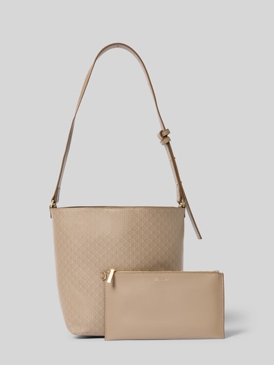 Produktfoto, Bucket Bag in Leder-Optik von CK Calvin Klein in Beige mit Allover-Logo-Print, Magnetverschluss, herausnehmbare Innentasche, verstellbarer Schulterriemen, Logo-Prägung, Maße: 27x25x12 cm, Länge Schulterriemen: 50 cm.