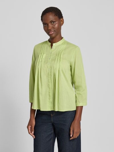 Frauenmodel trägt Regular Fit Bluse mit Drapierungen und 3/4-Arm von Christian Berg Woman in Hellgrün, leicht strukturierte Oberfläche, Knopfleiste und Stehkragen, Ganzkörperansicht von vorne. Rückenlänge 58 cm, Ärmellänge 46 cm bei Größe 36.