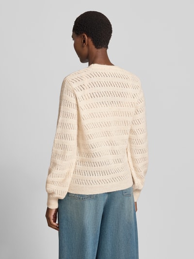 Vrouwenmodel draagt gebreid jack met v-hals en knoopsluiting van MORE, mix met wol, regular fit, labeldetail, ruglengte maat 36 55 cm, mouwlengte maat 36 62 cm, rugaanzicht