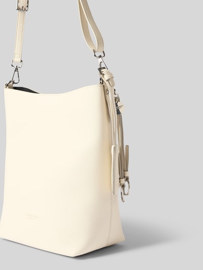 Produktfoto, Hobo Bag mit Logo-Prägung Modell 'LOHJA' von Seidenfelt in Creme, feine Struktur, verstellbarer Schultergurt, Anhänger mit Logo-Detail, Hauptfach mit Magnetverschluss, Reißverschlussfach innen, Maße: Breite 30 cm, Länge 29 cm, Tiefe 13 cm, Länge Schulterriemen 84 cm.