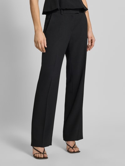 Frauenmodel trägt Straight Fit Hose mit Bundfalten von HUGO, Optik: Unifarben, Passform: Straight Fit, Bundfalten, Knopf mit Reißverschluss, seitliche Eingrifftaschen vorne, Farbe Schwarz, strukturierte Stoffoberfläche, Ganzkörperansicht von vorne.