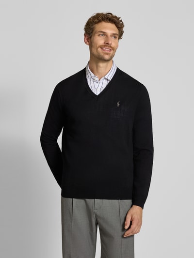 Männermodel trägt Regular Fit Pullover aus reiner Wolle von Polo Ralph Lauren in Schwarz mit glatter Textur, Nahaufnahme Oberkörper, Herren Pullover von Polo Ralph Lauren.