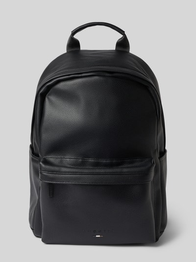 Produktfoto, schwarzer Rucksack mit Label-Detail Modell 'Rico' von bugatti, strukturierte Oberfläche, Reißverschluss, neutraler Hintergrund, Kontext: Hauptfach, Tragehenkel, verstellbare Schulterriemen, Maße 33x44x15 cm, Länge Schulterriemen 76 cm