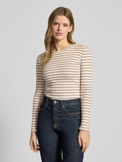 Modelka kobieca ma na sobie Slim Fit Langarmshirt aus Baumwoll-Mix od Pieces, prążkowany bawełniany materiał, paski, kremowo-beżowy, two tone, długi rękaw, okrągły dekolt, krój slim fit; ujęcie: z przodu, widać górną część sylwetki.