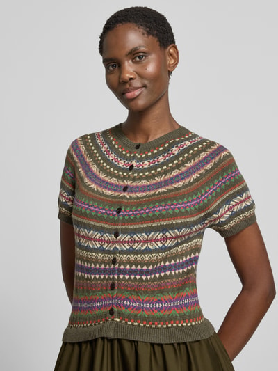 Kobieta modelka nosi A-Linien Freizeitkleid aus Woll-Mix mit Kaschmir-Anteil od Polo Ralph Lauren w odcieniach zieleni i wielobarwnych wzorach, faktura miękka, detaliczne zdobienia, widok górnej części ciała z przodu.