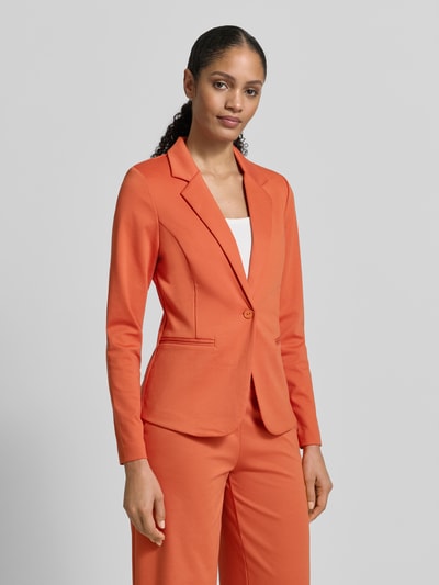 Kobiece model prezentuje Blazer mit Reverskragen Modell 'KATE' od ICHI w kolorze pomarańczowym, materiał z dodatkiem wiskozy, regularny krój, zapięcie na guzik, paspelowane kieszenie, tkanina gładka; widok całej sylwetki z przodu.
