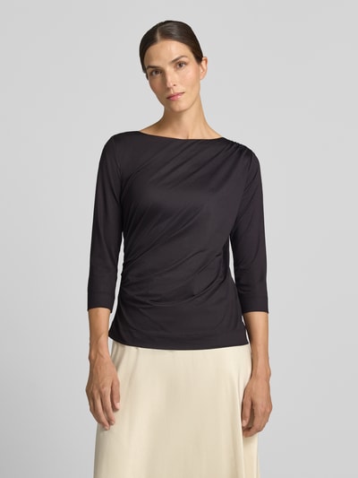 Frauenmodel trägt Regular Fit T-Shirt mit U-Boot-Ausschnitt von s.Oliver BLACK LABEL, schwarz, glatte Textur, Ganzkörperansicht von vorne