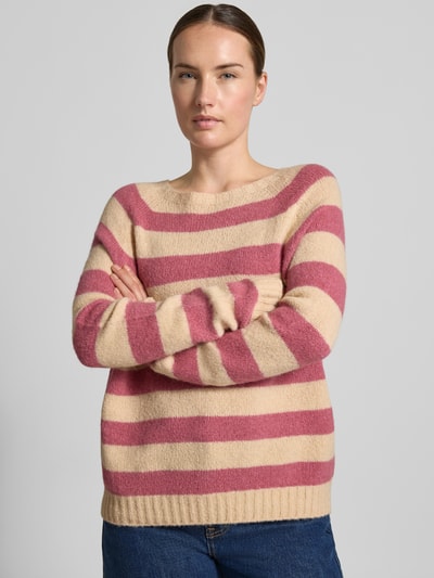 Vrouwenmodel draagt Regular Fit pullover uit alpacamix model 'GHIACCI' van Weekend Max Mara in beige en oudroze strepen, Nahaufnahme Oberkörper.