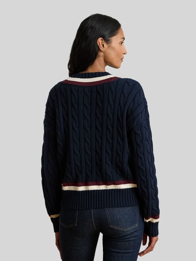 Frauenmodel trägt Regular Fit Strickpullover aus reiner Baumwolle von Lauren Ralph Lauren, Optik: Unifarben, Zopfmuster, Ganzkörperansicht Rückansicht.