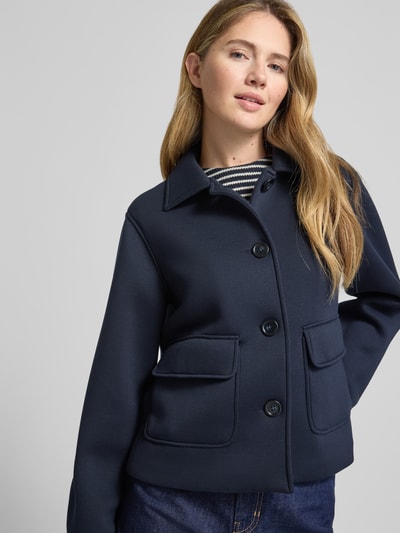 Frauenmodel trägt Regular Fit Jersey-Jacke mit Viskose-Anteil Modell 'PERLE' von Weekend Max Mara, unifarben, Piqué-Textur, Nahaufnahme Oberkörper.