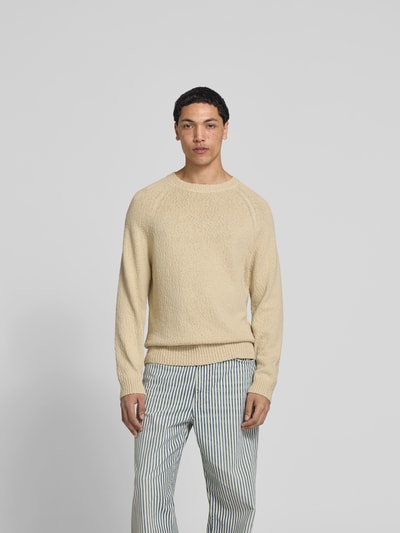 Männermodel trägt Regular Fit Pullover in Strick-Optik von Closed in Beige, Rundhalsausschnitt, elastische Abschlüsse, Ganzkörperansicht von vorne.