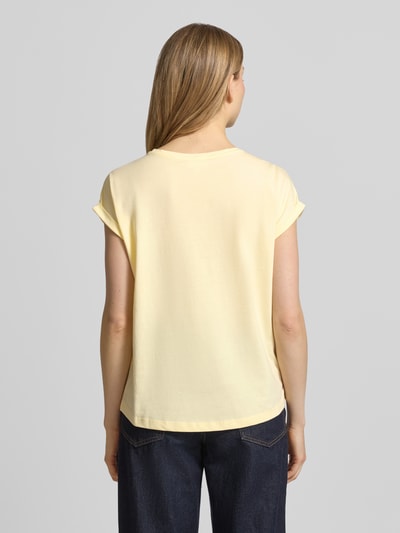 Vrouwenmodel draagt Relaxed Fit T-shirt uit puur katoen van s.Oliver RED LABEL in effen kleuren, korte mouw, labelprintdetails, ganzkörperansicht rückansicht.
