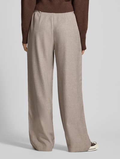 Frauenmodel trägt Regular Fit Weite Hose mit Schiebehakenverschluss Modell 'LINDA' von ONLY, Melange-Optik, Ganzkörperansicht Rückansicht.